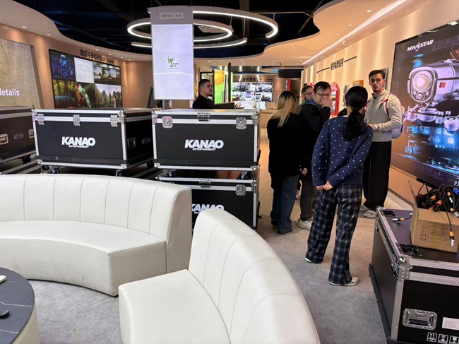 法国客户组团到公海7108线路学习LED显示屏维修的真实经历 法国客户组团到公海7108线路学习LED显示屏维修的真实经历